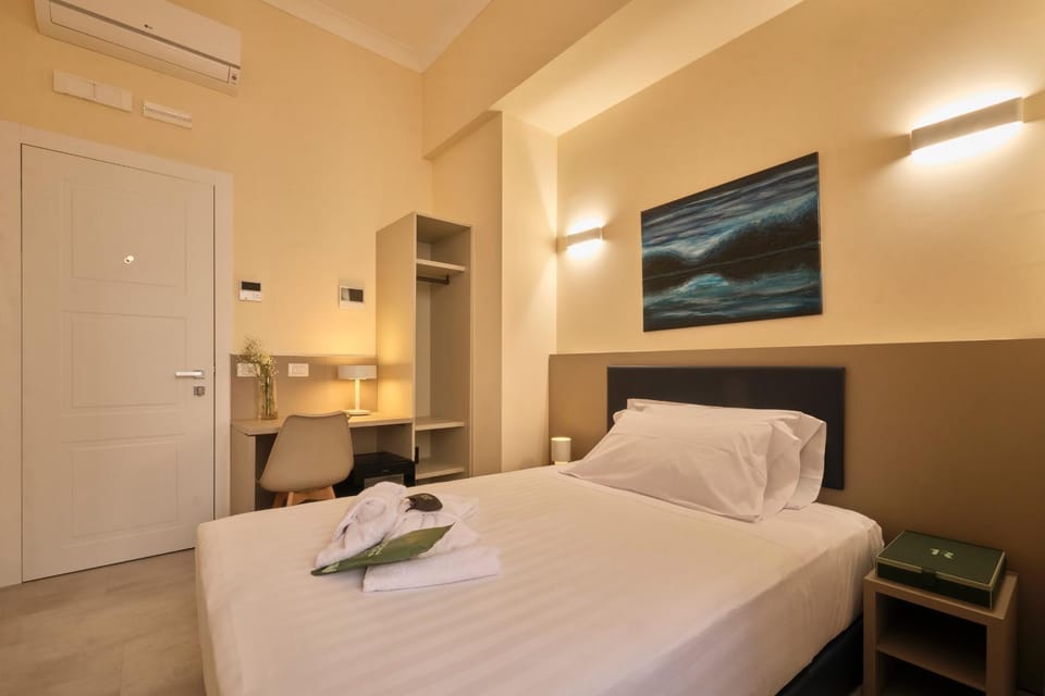 Bed, Photo of the whole room, Seating area, Bedroom, minibar, towels, wardrobe, air conditioner