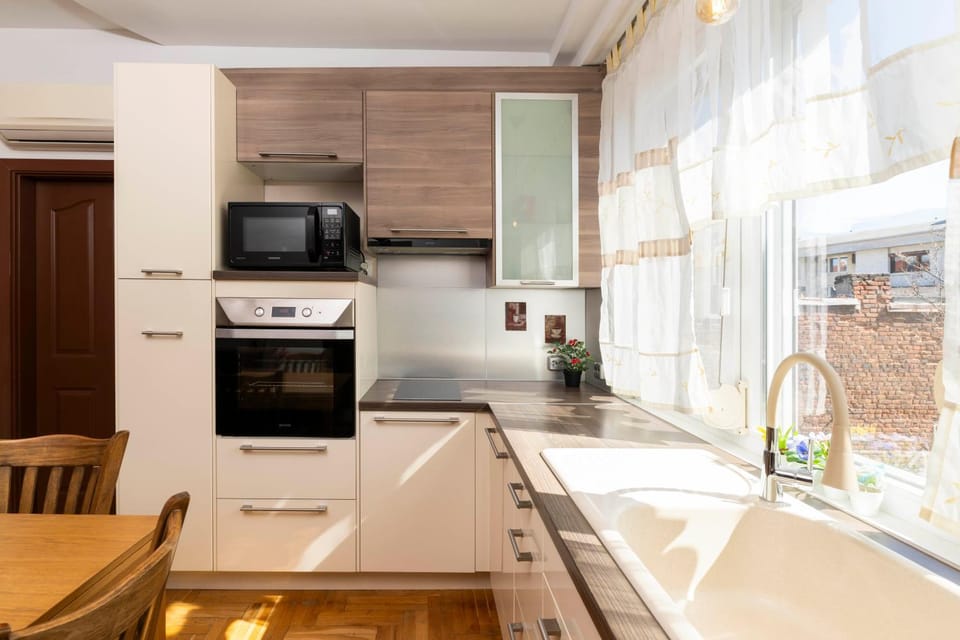 Kitchen or kitchenette, microwave, oven, stove