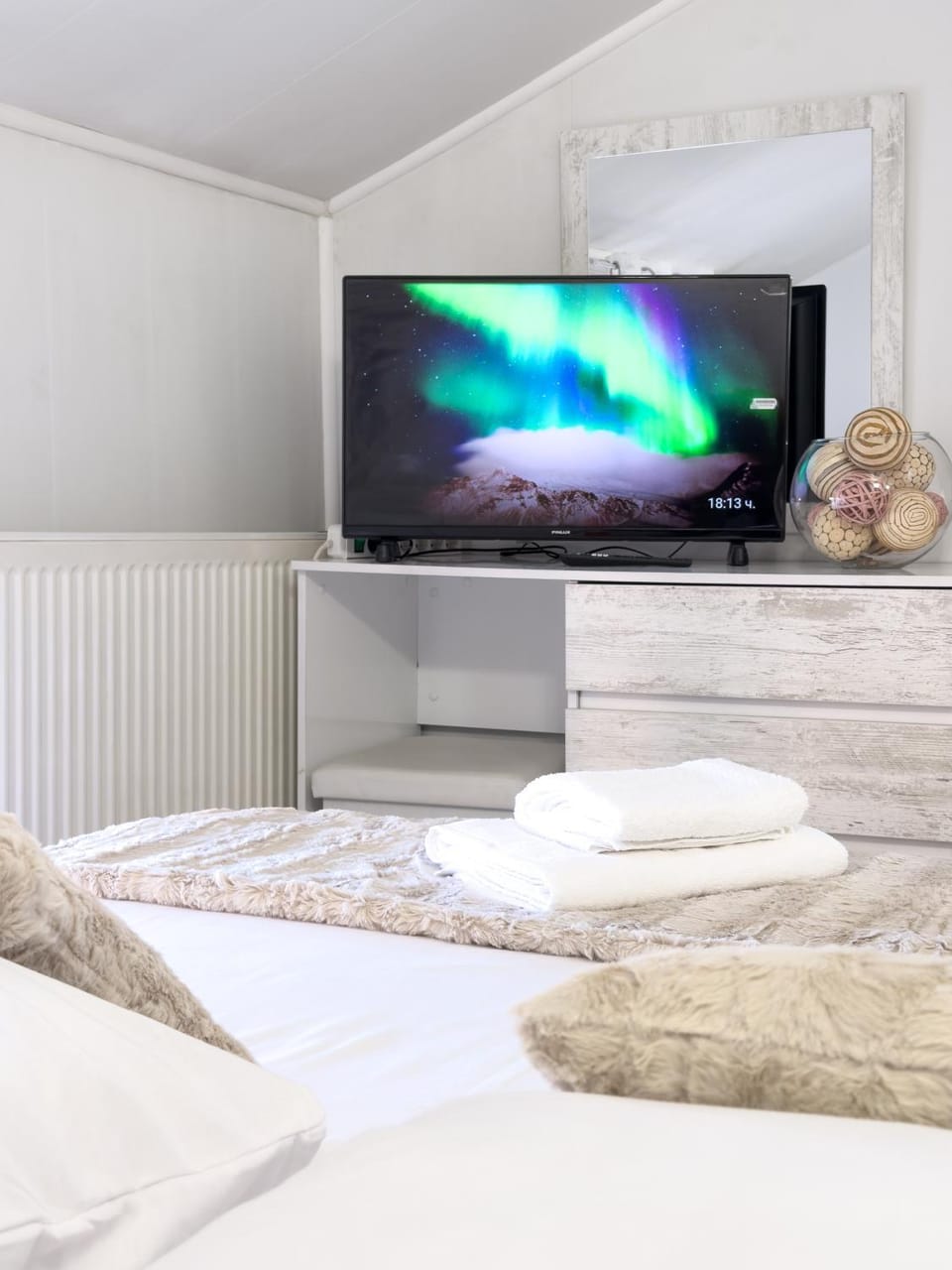 Bed, TV and multimedia, Bedroom
