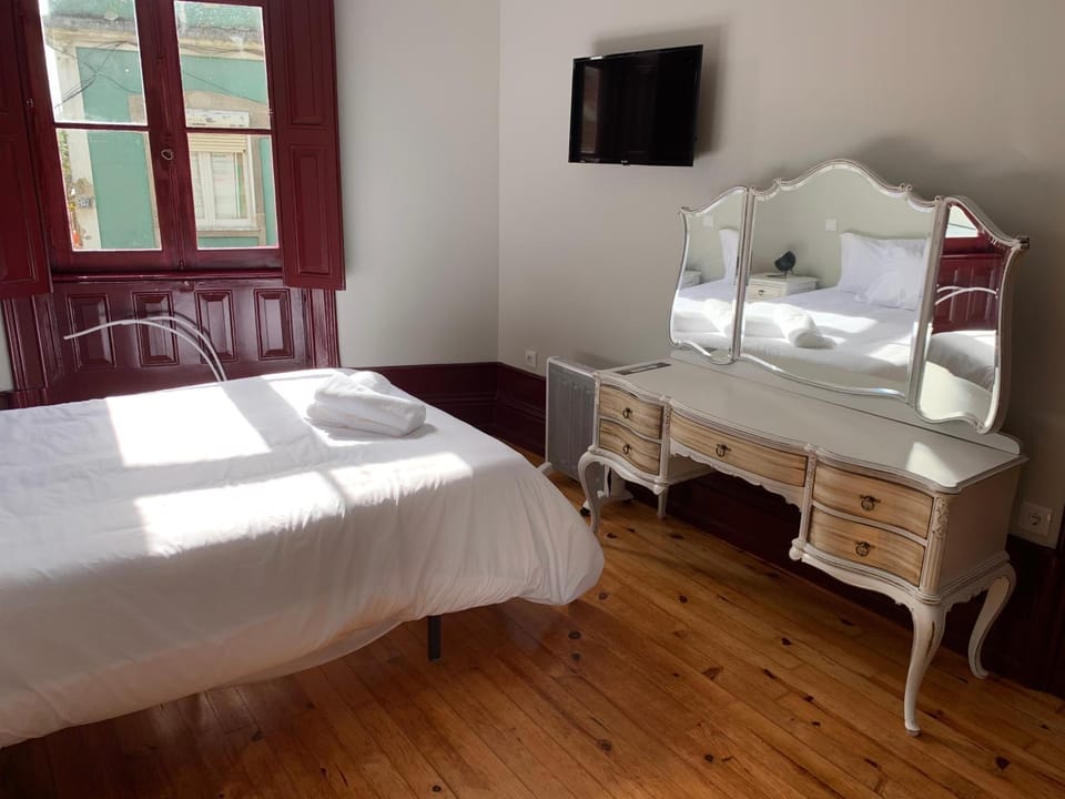 Bed, TV and multimedia, Bedroom, towels