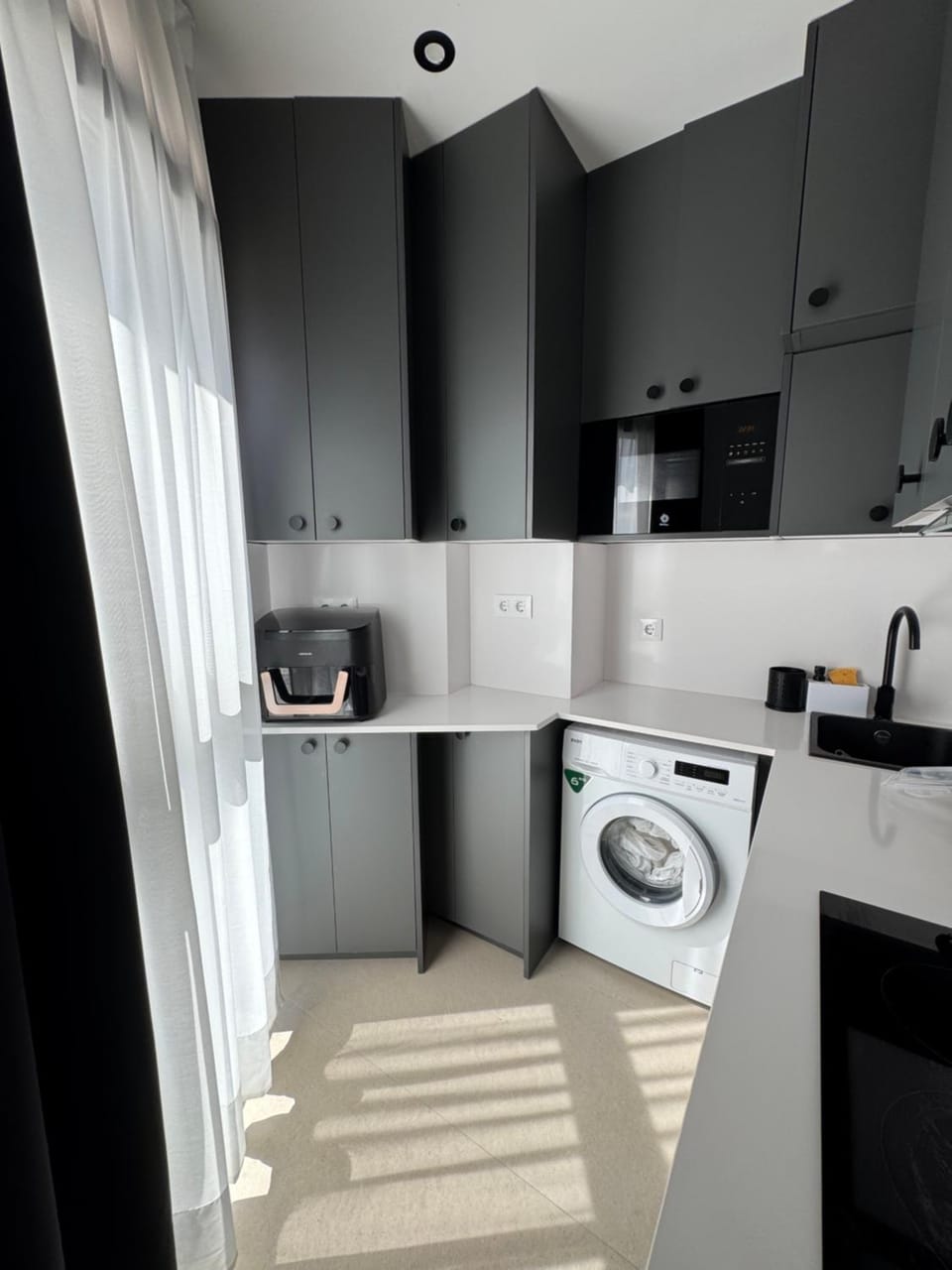 Kitchen or kitchenette, minibar, stove, washing machine