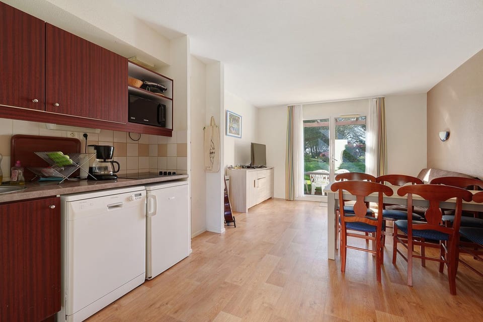 Property building, Kitchen or kitchenette, Living room