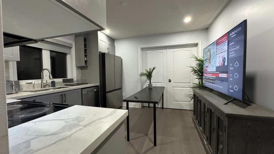 Private Ensuite Room in Shared Home with Kitchen Apartment in Milton