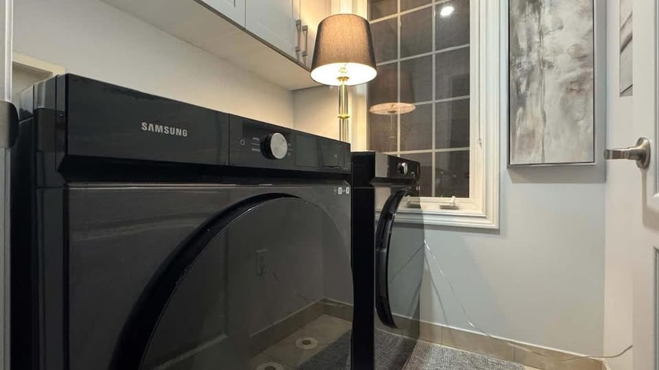 Private Room with Ensuite & Shared Kitchen Apartment in Milton