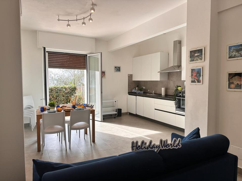Kitchen or kitchenette, Living room, Seating area, Dining area, oven