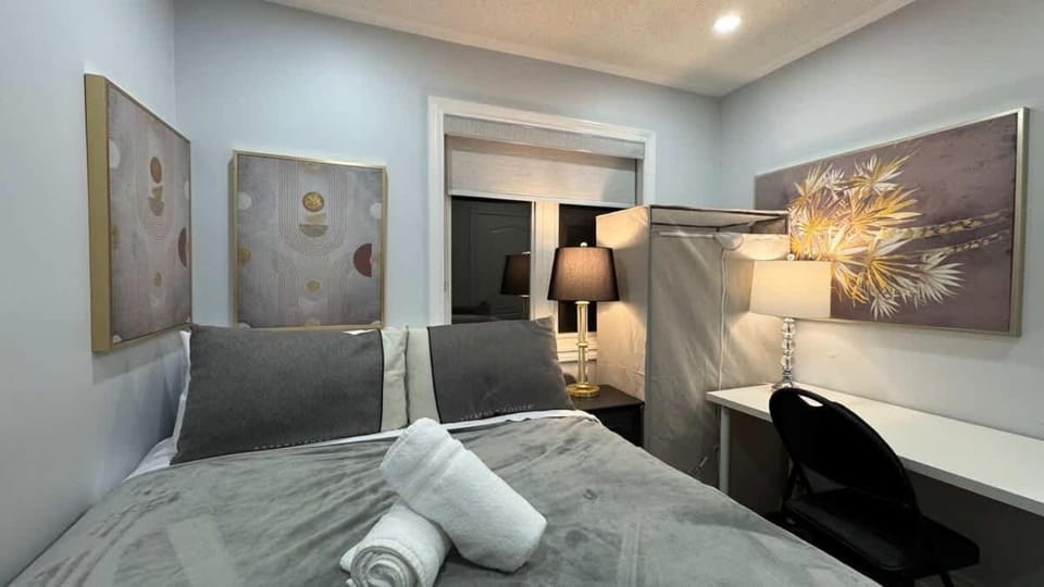 Private Room with Ensuite Near Downtown Milton Apartment in Milton