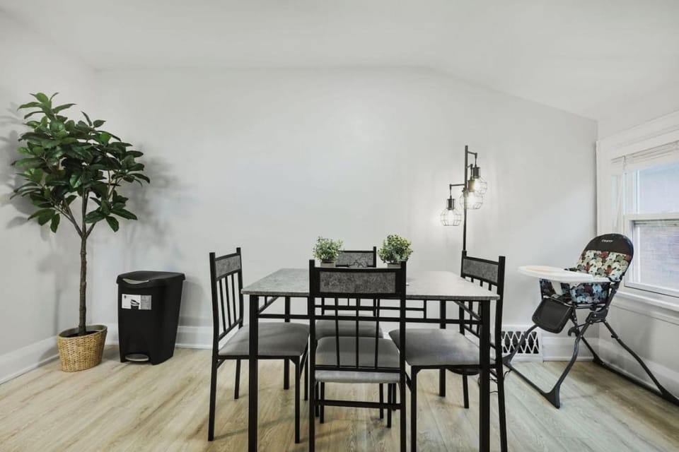 2 BR 1 Bath Apt with Parking and Close to all Amenities Apartment in Oshawa