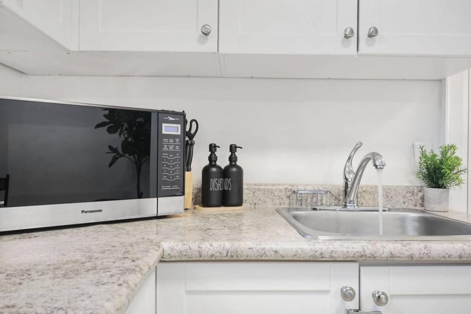 2 BR 1 Bath Apt with Parking and Close to all Amenities Apartment in Oshawa