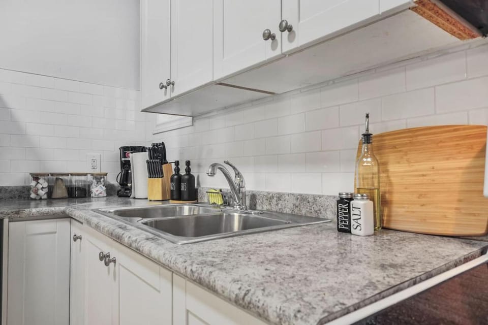 2 BR 1 Bath Apt with Parking and Close to all Amenities Apartment in Oshawa