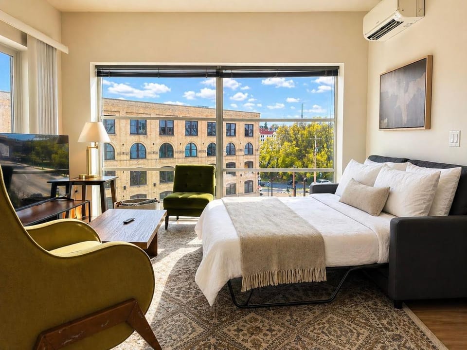 The Brady Corner Suite - Near Fiserv with Balcony - Sleeps 4 Apartment in Milwaukee