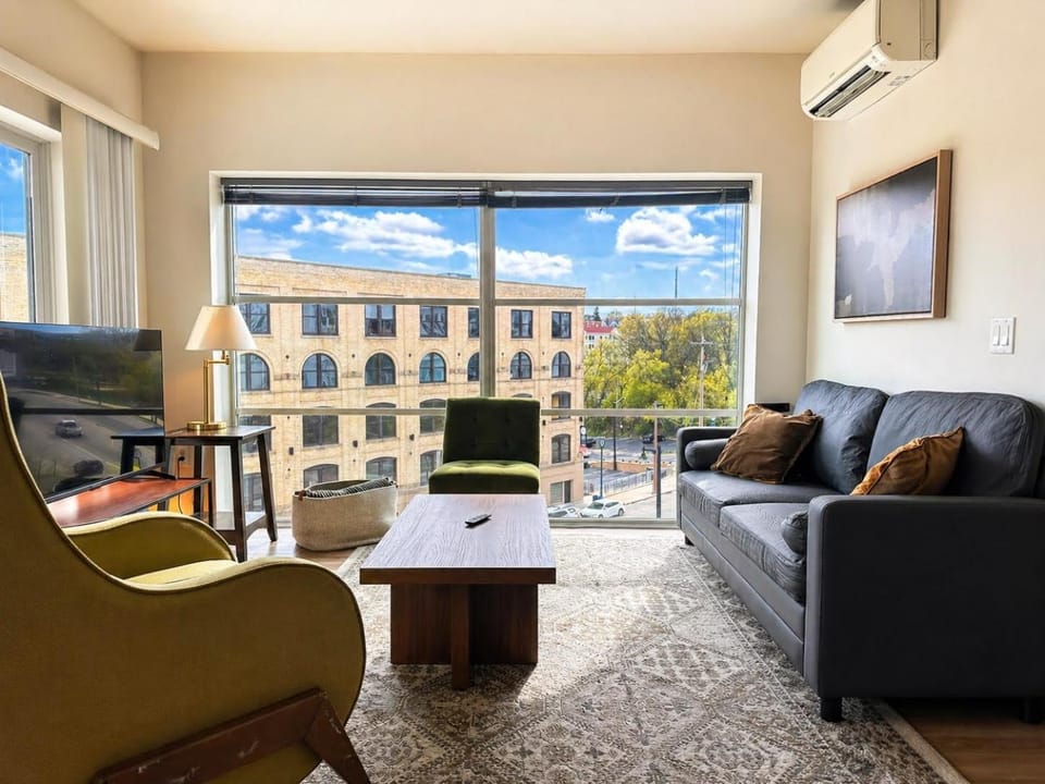 The Brady Corner Suite - Near Fiserv with Balcony - Sleeps 4 Apartment in Milwaukee