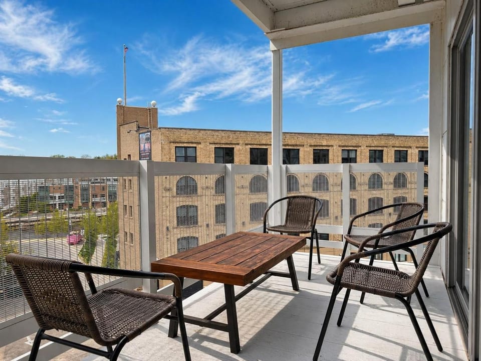 The Brady Corner Suite - Near Fiserv with Balcony - Sleeps 4 Apartment in Milwaukee