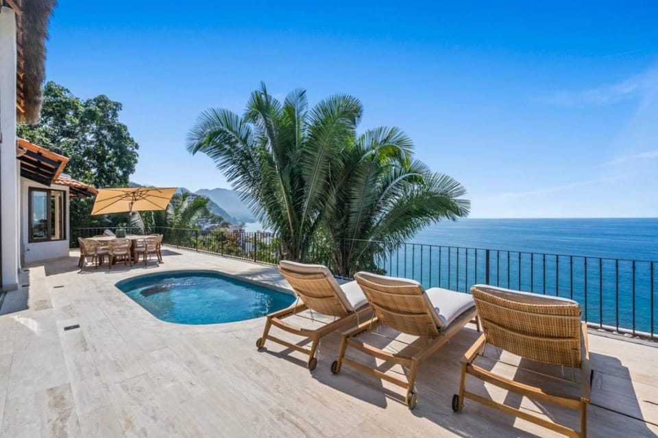 View (from property/room), Balcony/Terrace, Sea view, Swimming pool, sunbed