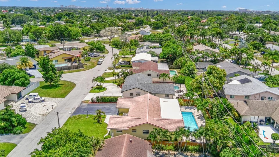 Villa Coastal Cove Sparkling Pool Close to Beach BBQ En-Suite House in Boca Raton
