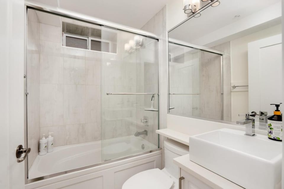 Cozy 1BR Suite in South Van - Mins to VYR House in Vancouver
