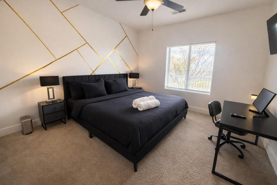 Designer UAB Condo King Bed Balcony View 2 Apartment in Vestavia Hills