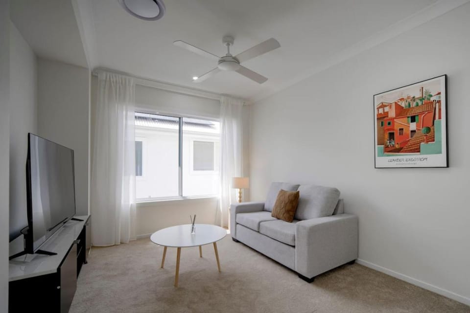 3 Lounges 5 Beds with Ducted Air condition Modern and Convenient House in Brisbane