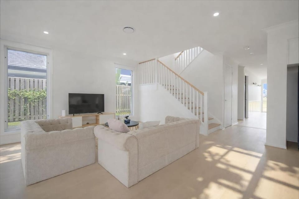 3 Lounges 5 Beds with Ducted Air condition Modern and Convenient House in Brisbane