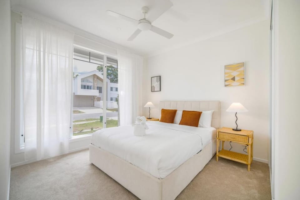 3 Lounges 5 Beds with Ducted Air condition Modern and Convenient House in Brisbane