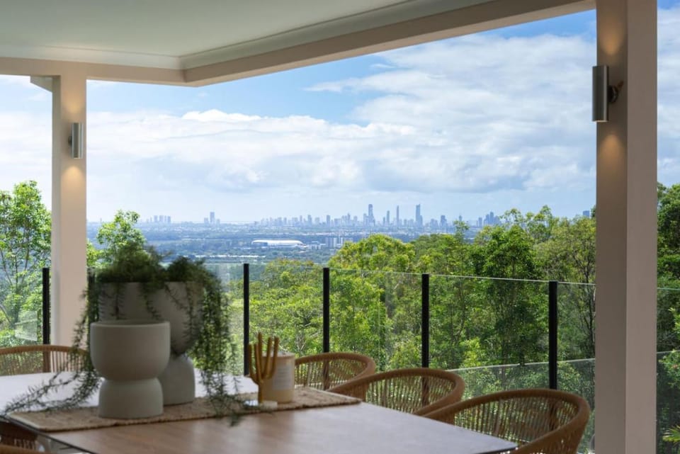 Luxury 6BR Hinterland Retreat wIth Pool and Scenic View House in Mudgeeraba
