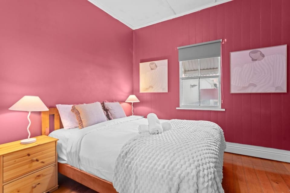 Pet friendly Budget Home Walk to Gabba Hospital House in Brisbane