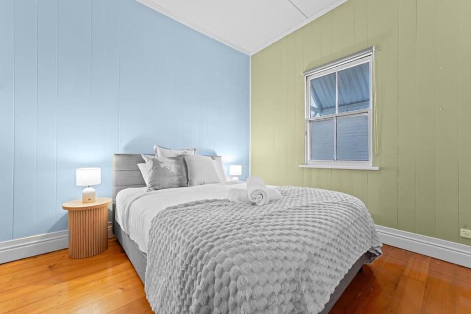 Pet friendly Budget Home Walk to Gabba Hospital House in Brisbane