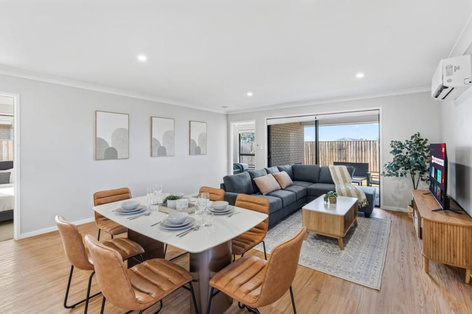 Newly Furnished Stylish 4BR Getaway with Patio House in Brisbane