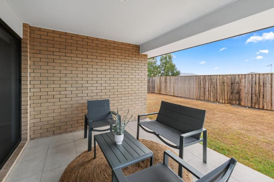 Newly Furnished Stylish 4BR Getaway with Patio House in Brisbane