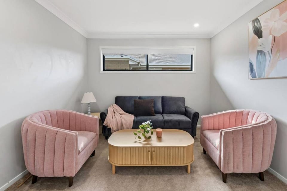 Newly Furnished Stylish 4BR Getaway with Patio House in Brisbane