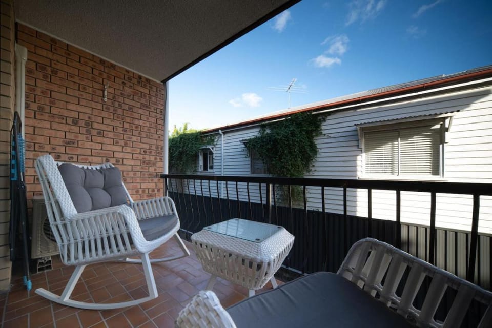 Budget-Friendly with Parking Near Everything Apartment in Brisbane