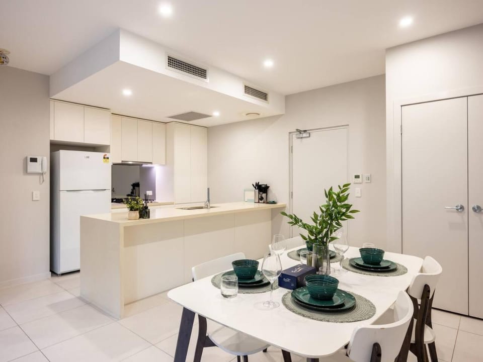 Modern 2BR Ducted AC Parking and Great Location Apartment in Brisbane