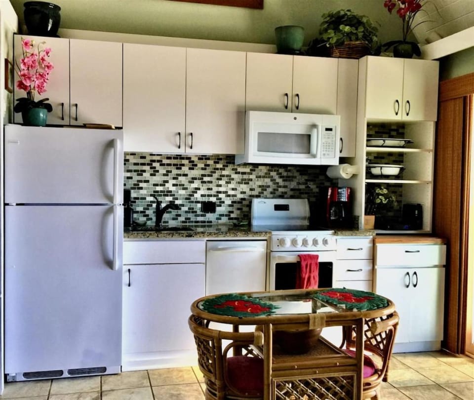 Coffee/tea facilities, Kitchen or kitchenette, dishwasher, oven, stove, toaster