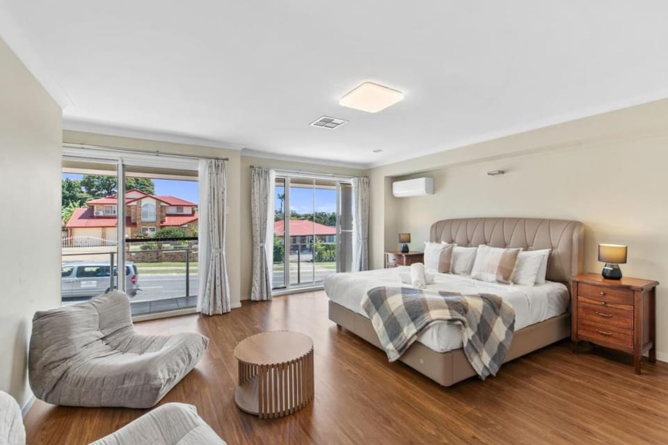Spacious 2-Storey 4BR House Family Friendly House in Brisbane
