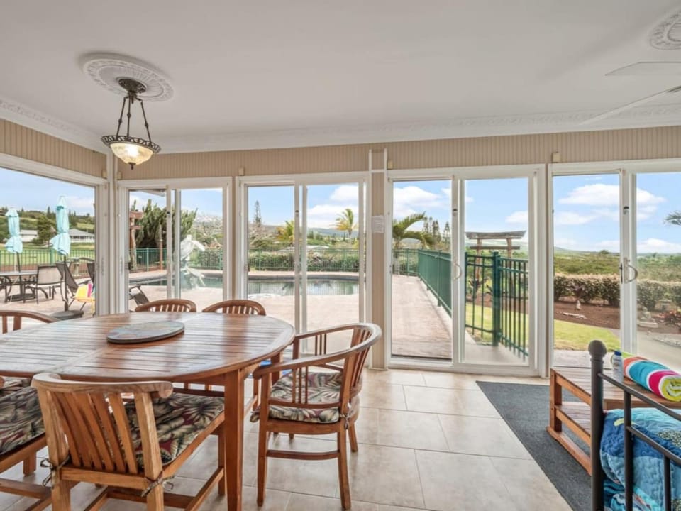 View (from property/room), Dining area, Pool view, Swimming pool