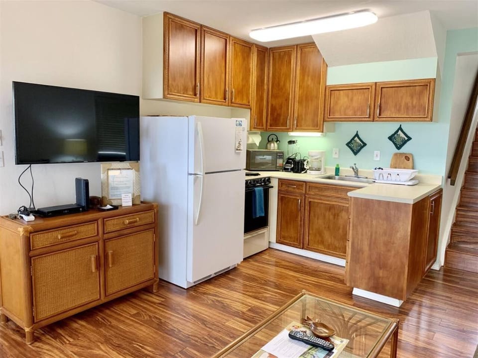 TV and multimedia, Coffee/tea facilities, Kitchen or kitchenette, oven, stove