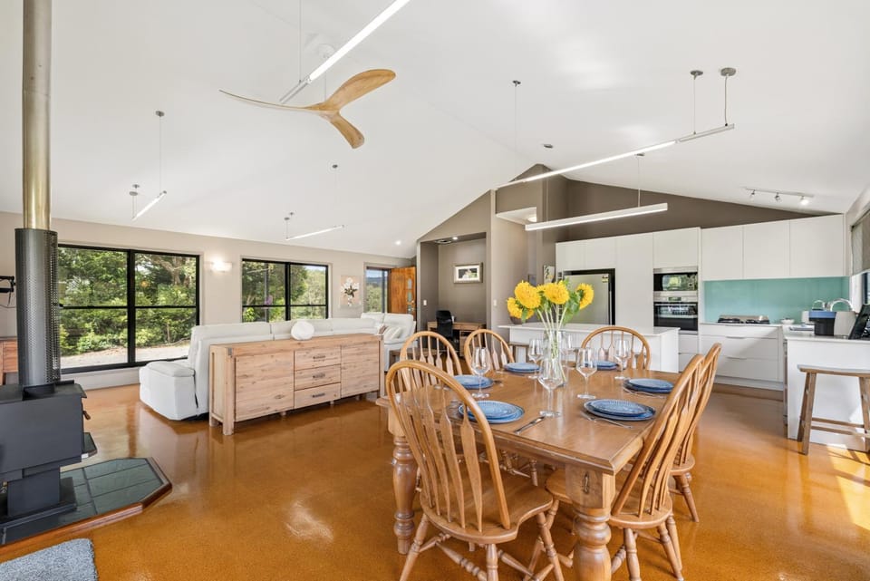 Kitchen or kitchenette, Living room, Seating area, Dining area, fireplace
