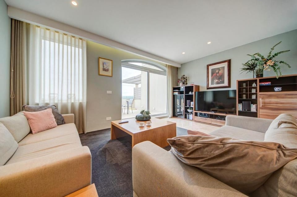 Vista Laguna - Harbour View - Private Jacuzzi Apartment in Malta