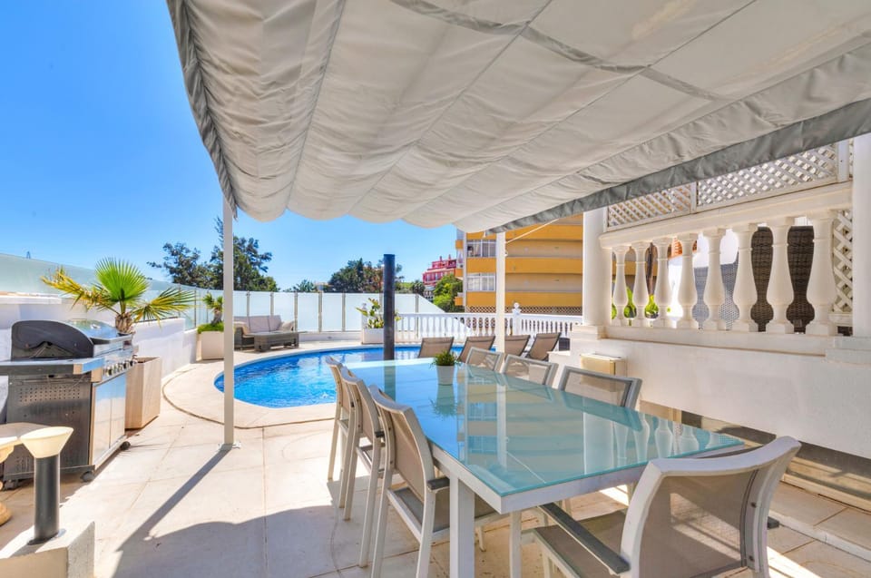 Balcony/Terrace, Dining area, Pool view