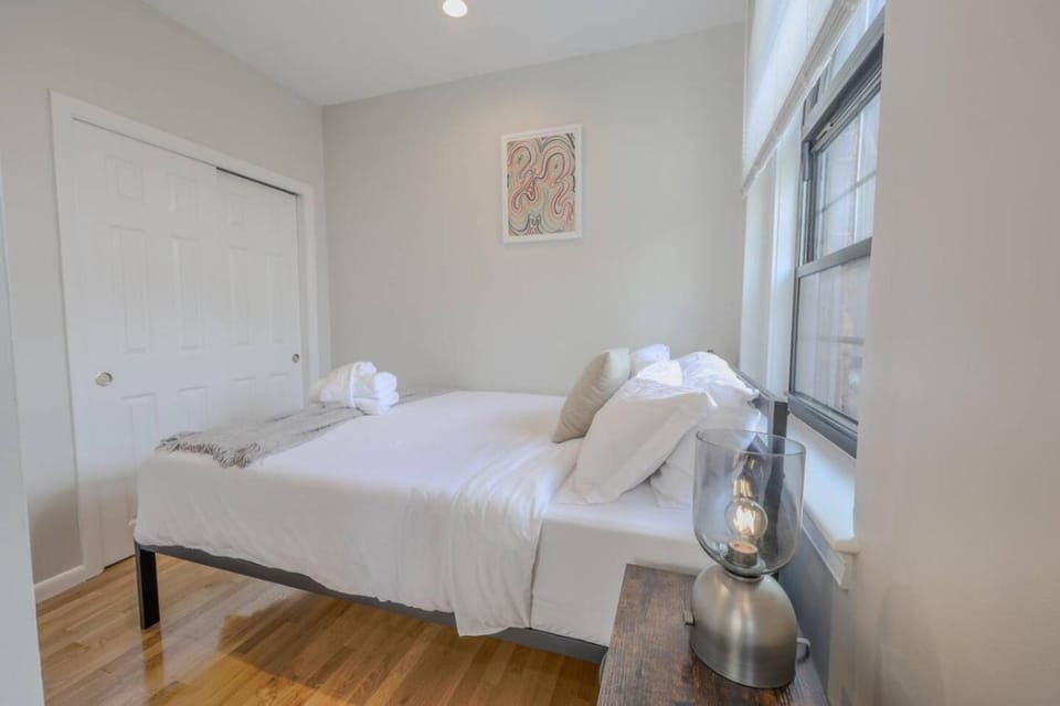 Light Filled Studio in Back Bay Apartment in Back Bay