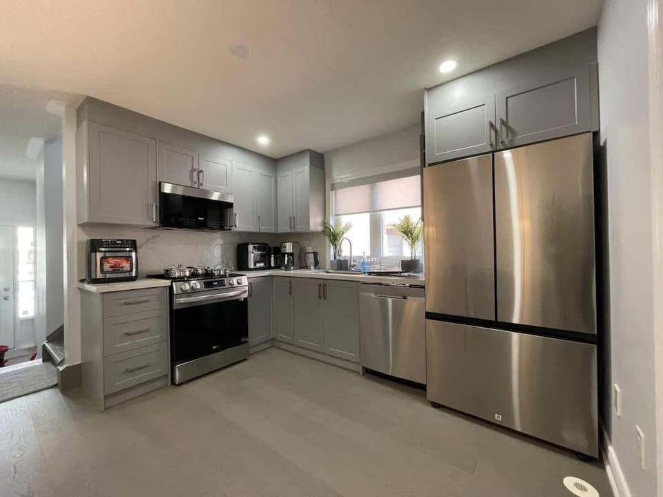 Private Room with Bath & 2 Double Beds in Shared Home House in Milton