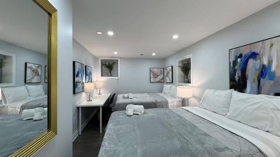 Private Room with Bath & 2 Double Beds in Shared Home House in Milton