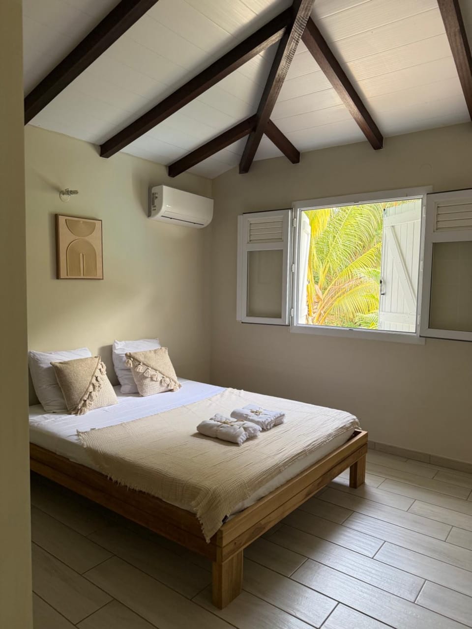 Bed, Photo of the whole room, Bedroom, towels, air conditioner