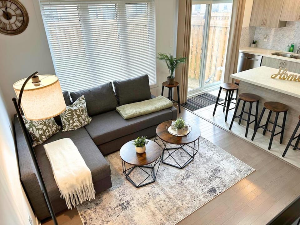 Cozy 3BR Barrie Hub - Private Yard - Easy 2-Car Parking Apartment in Barrie