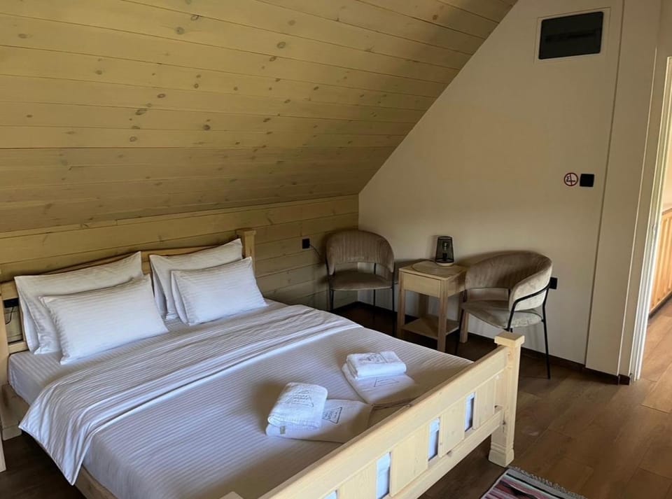 Bedroom, towels