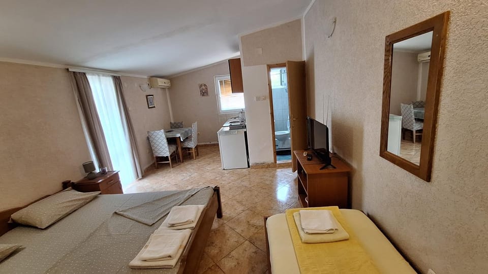 Bed, TV and multimedia, Photo of the whole room, towels