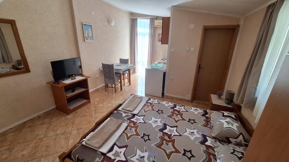 Bed, TV and multimedia, Photo of the whole room