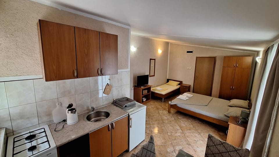 Bed, Kitchen or kitchenette, Seating area