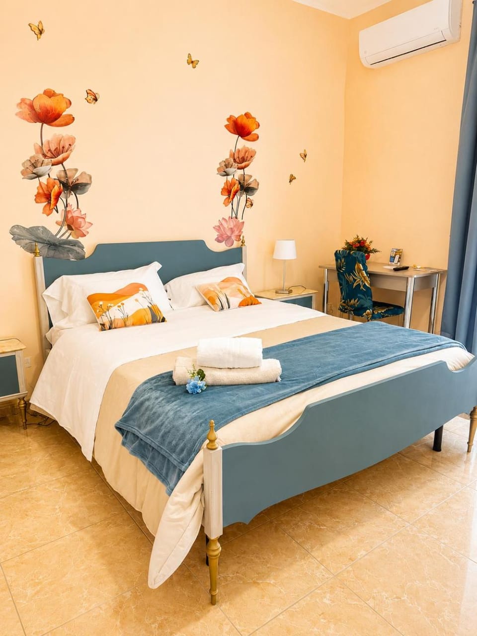 Bed, Photo of the whole room, Bedroom, towels, air conditioner