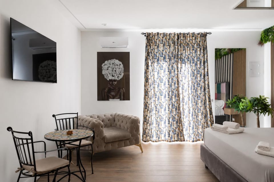Bed, TV and multimedia, Bedroom