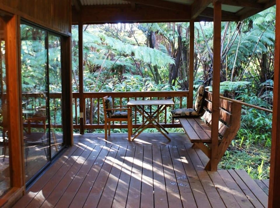 Beautiful Cedar Cottage in Volcano House in Volcano